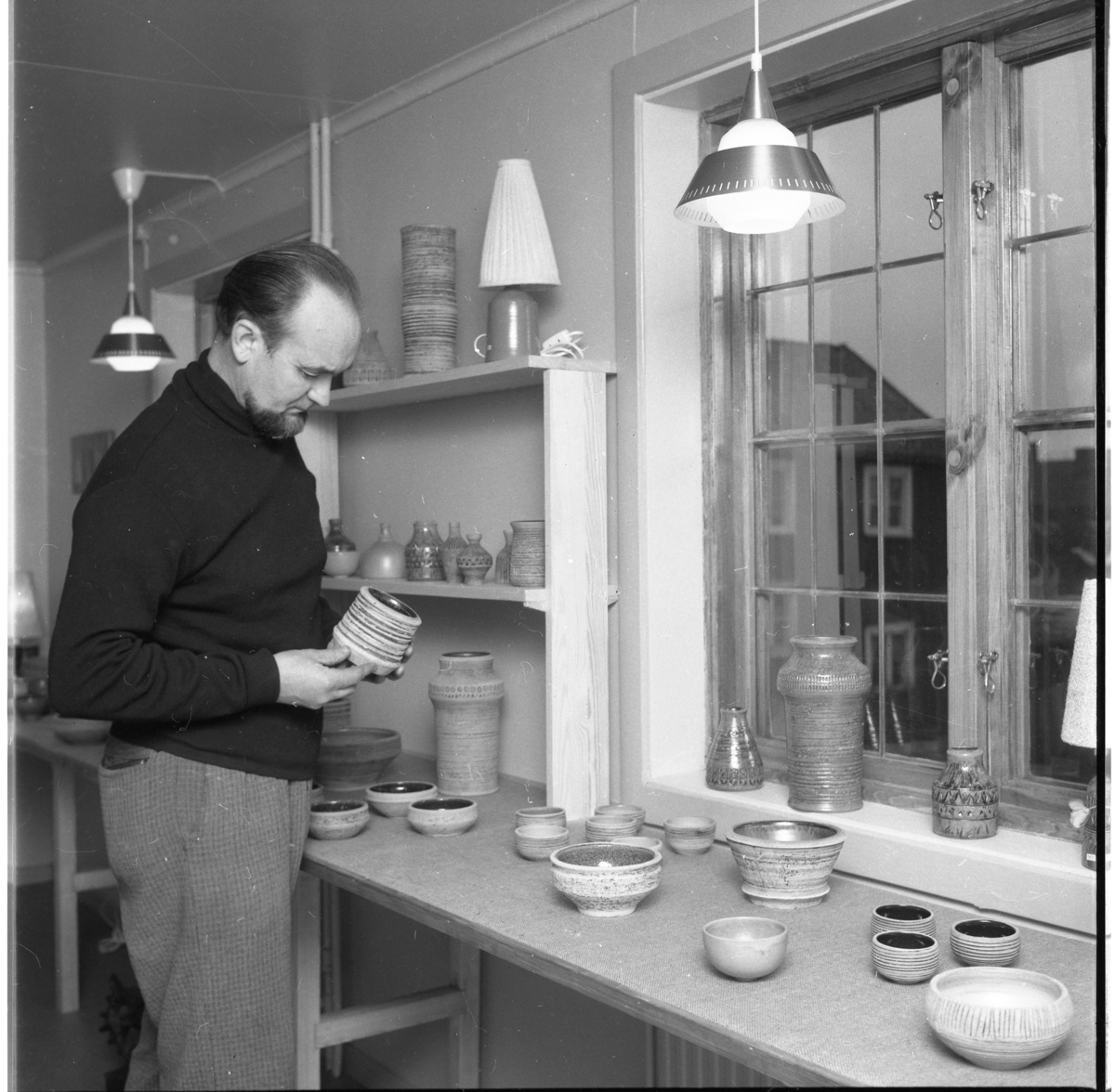 Olle "Keramik-Olle" Hermansson i sin keramikbutik på Brahegatan 37.