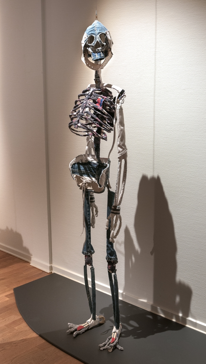 Textil skulptur, handsydd, "In på bara benen", av Emma Linde. Av de textila materialn i skulpturen dominerar jeanstyg/ jeans/ denim.