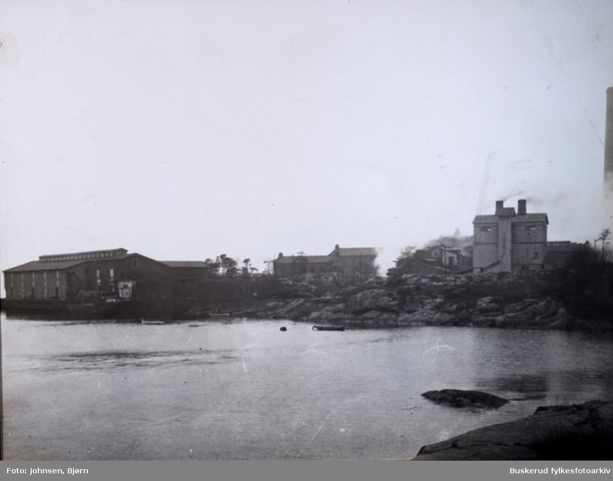 Hurum cellolosefabrikk. Fra 1870-tallet vokste treforedlingsindustrien seg til å bli en av Norges viktigste industrigrener. Anthon B. Nilsen startet opp Tofte cellulosefabrikk i1897, samt Hurum Fabrikker som ble grunnlagt i 1906.