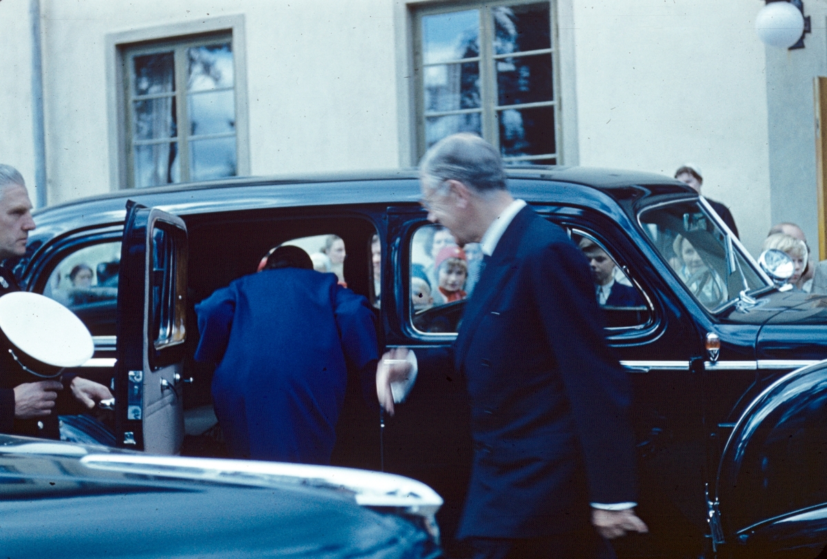 Hans Majestät Konungen Gustaf VI Adolf och drottning Louise Mountbatten i Valbo 1954