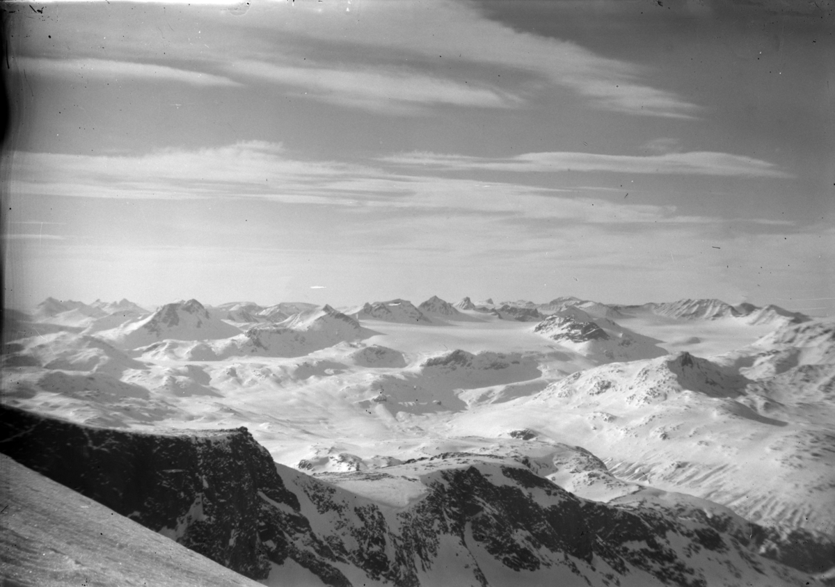 Utsikt over Jotunheimen fra fjelltopp, vinterlandskap