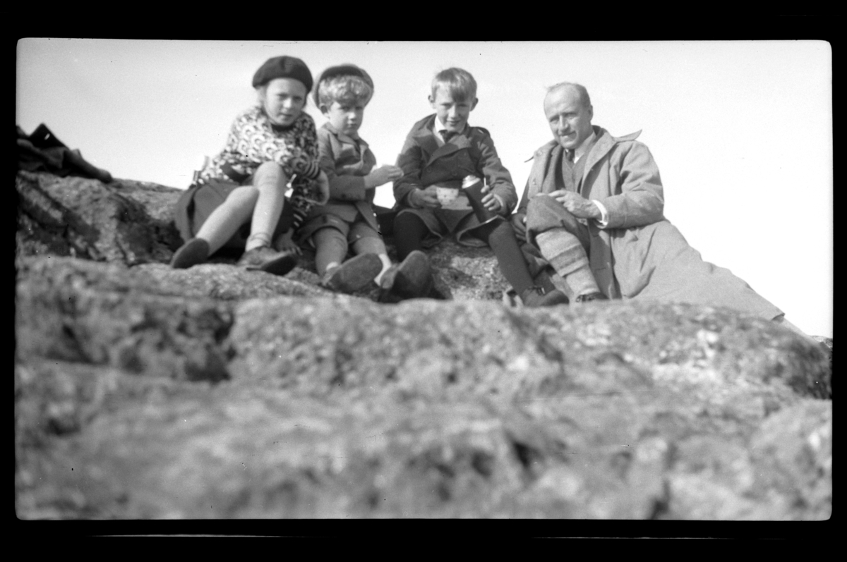Elsa, Rolf Jr., Julius og Rolf Sundt Sr. på en fjellknaus ved Ørfiske i Akershus. Fotografert 1929.