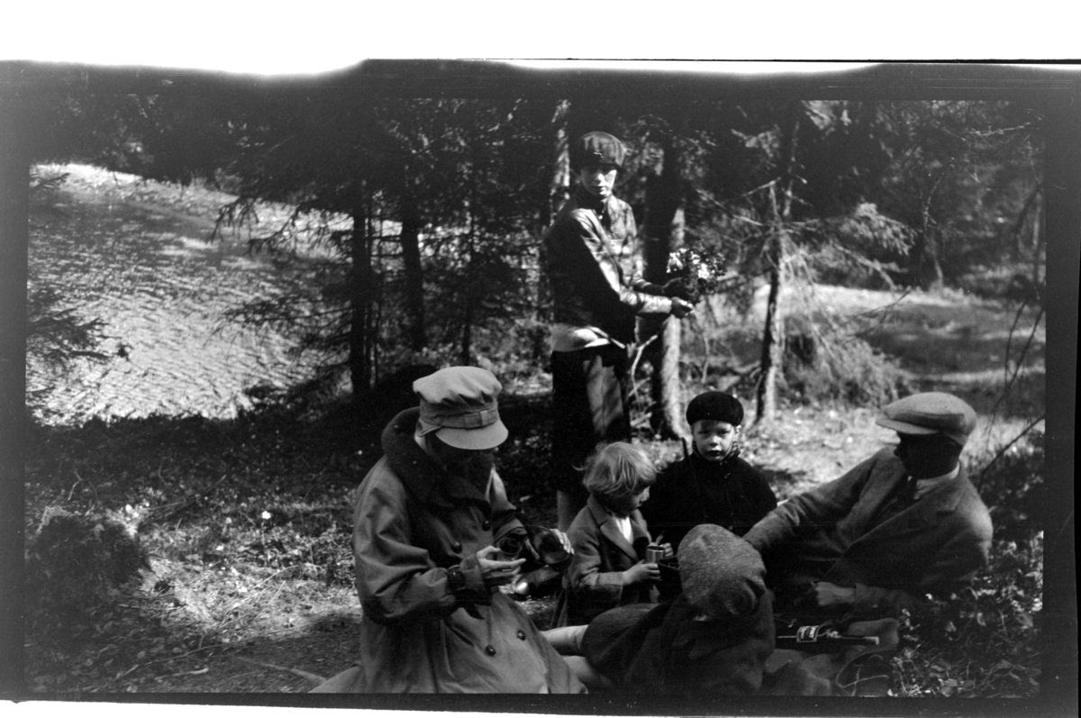 Piknik ved ukjent vann. Fra venstre Hilda Sundt og sønnene Rolf Jr. og Julius, Einar Aubert Hansen, Julie (Lillemor) Thaulow Aubert og Ferdinand Aars. Fotografert 1925.