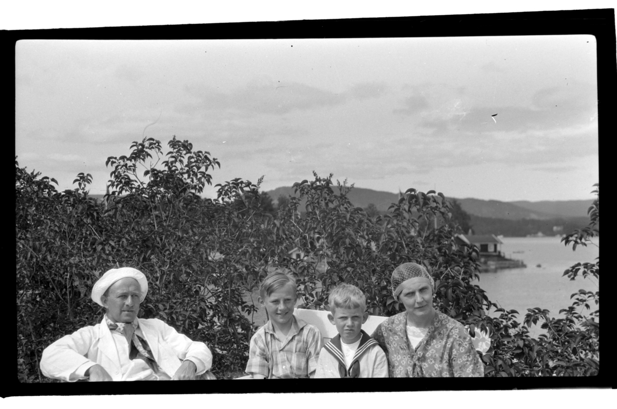 Familien Sundt på en benk på Konglungen. I bakgrunnen Oslofjorden. Fra venstre Rolf Sr., Julius, Rolf Jr. og Hilda. Antagelig fotografert i 1929.