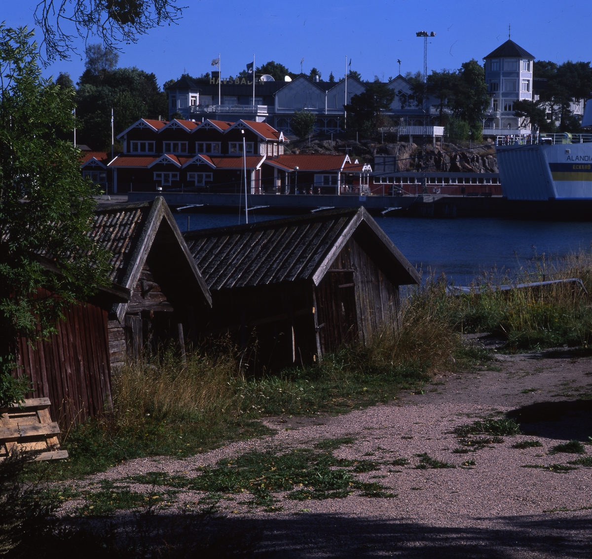 Fogdö, en ö i norra Roslagen, 2-3 september 1999.  Här ser vi sjöbodar vid vattnet och Hotell Havsbaden i bakgrunden.