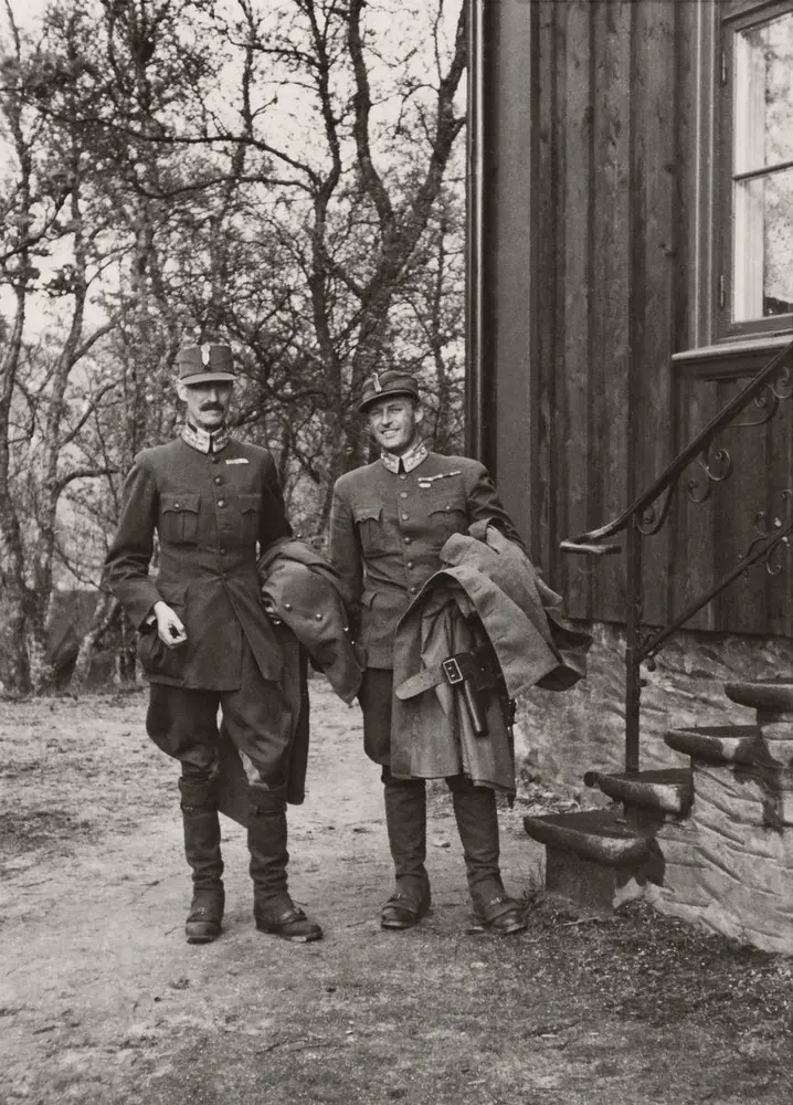 Kong Haakon og kronprins Olav utenfor Tromsø bispegård.