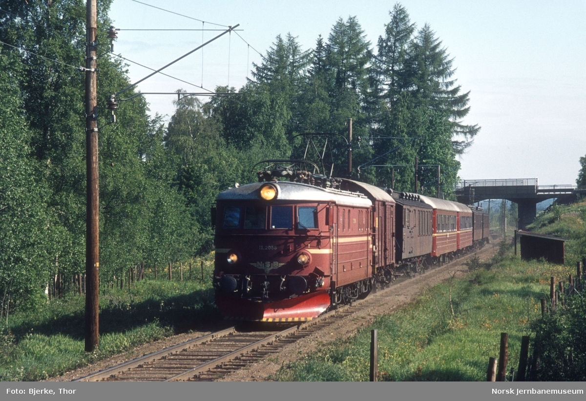 Persontog 204 Gjøvik-Oslo ved Bruflat nord for Eina, trukket av elektrisk lokomotiv El 11 2086