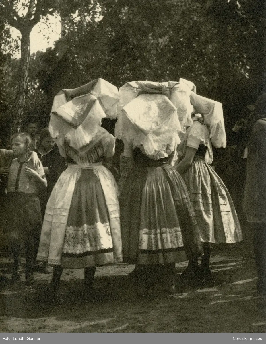 Spreewald, Tyskland. Kvinnor i sorbiska folkdräkter med huvudkläden