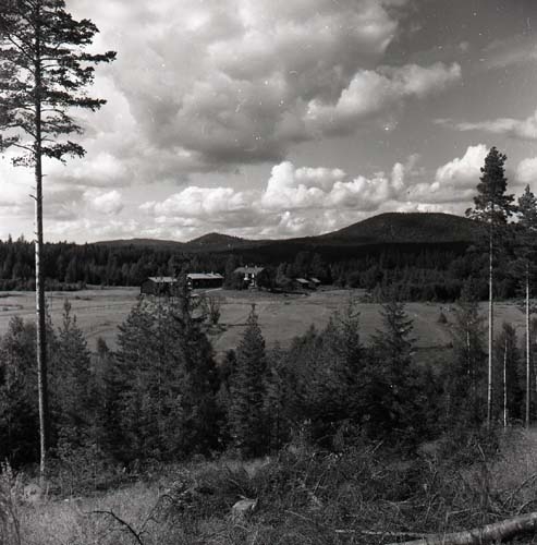 Broddböle kronoboställe, till vänster bakom Klackberget syns Lilla Höle Klack och till höger Stora Höle Klack. Fotograferat från bergssluttning sydost om gården, 7 augusti 1957.