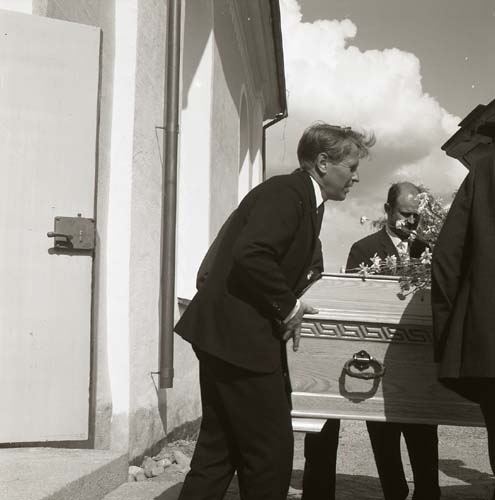Albert Vikstens kista bärs ut från kyrkan till begravningsbilen 29 juni 1969.