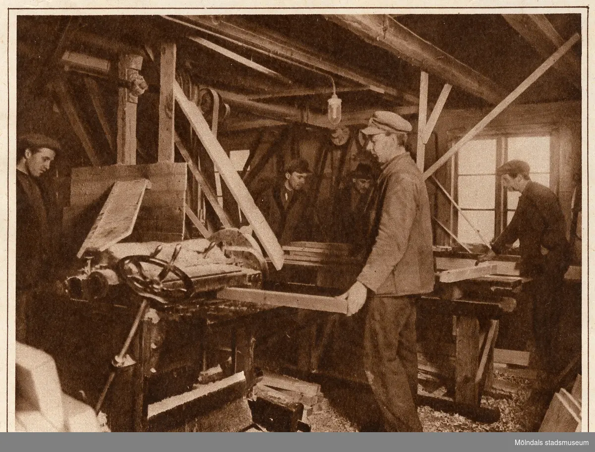 Virket hyvlas till.
Bilderna 1993_0448-0453 är reproduktionsfotograferade ur en artikel i Vecko-Journalen, från år 1930, angående möbelsnickeriverksamheten i Lindome.