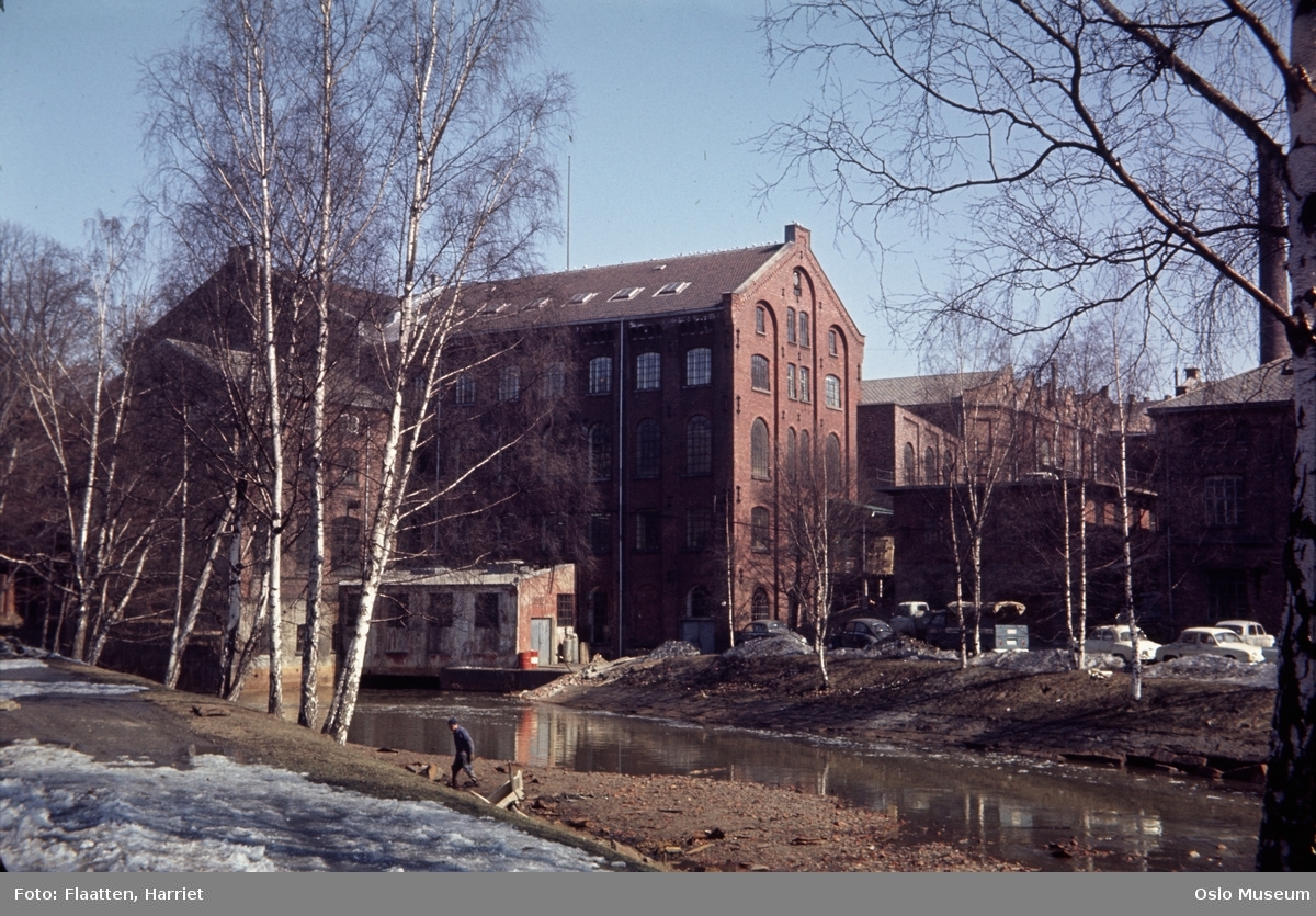 elv, gangvei, mann, fabrikkbygning, Christiania Seildugsfabrik, parkeringsplass, biler