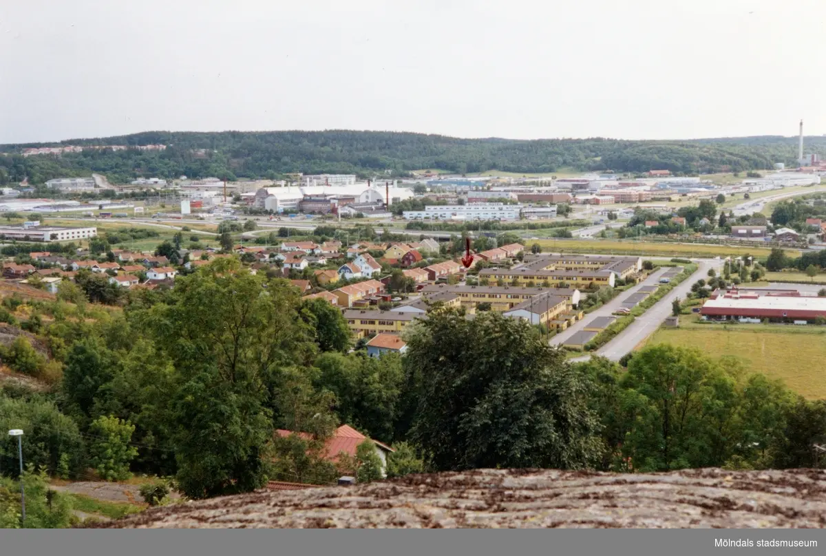 Bostadsbebyggelse vid Flintegatan i Brännås, Mölndal, år 1994. I bakgrunden ses även industribebyggelse i Åbro industriområde.