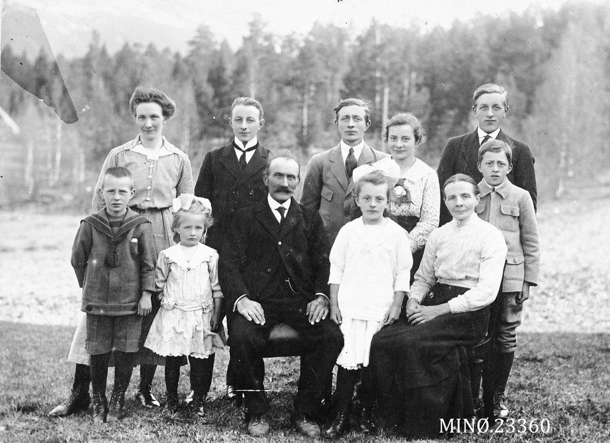 Familiebilde. Kristoffer og Ingrid Strømshoved med familie. 