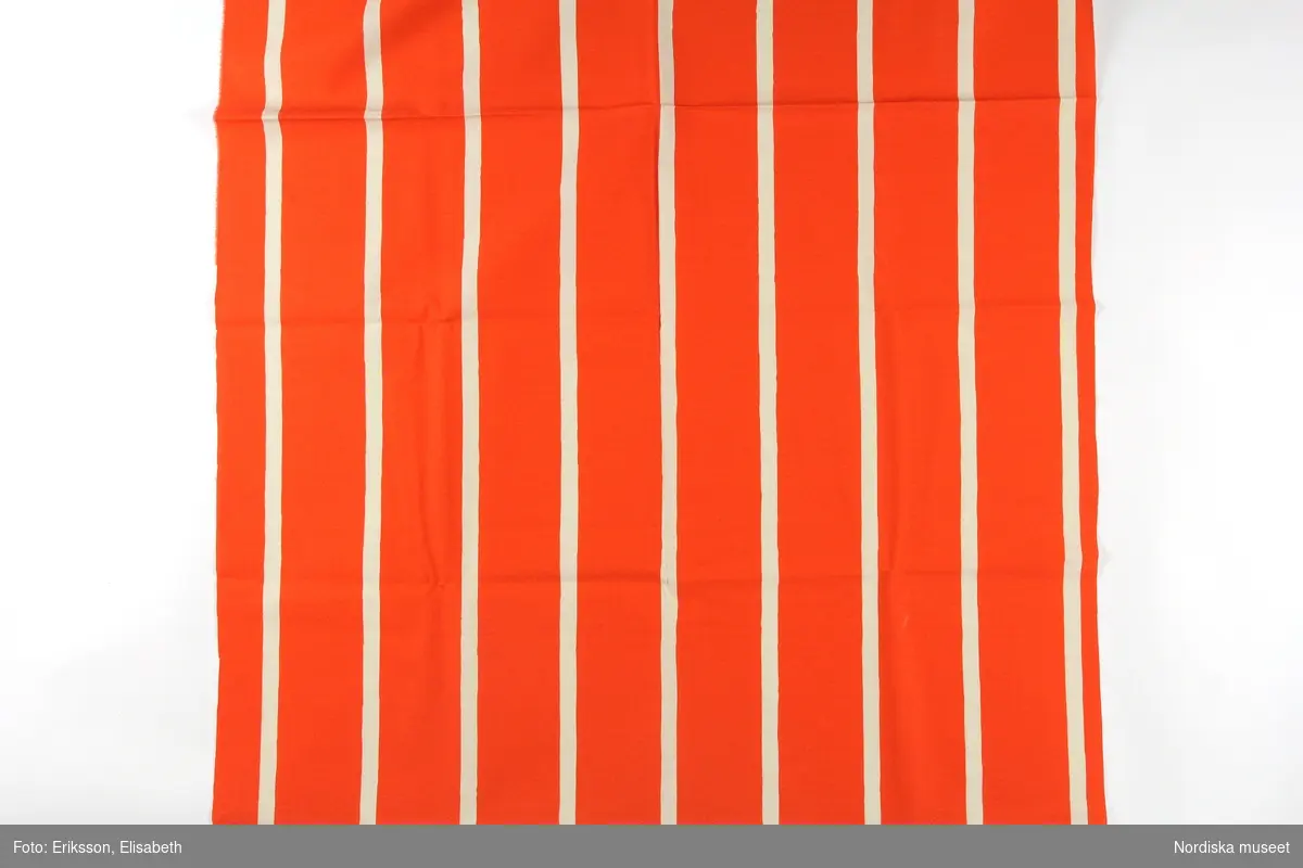 Mönster Strix och Strax, tryckta orange och beige ränder, 8,5 cm respektive 1,8 cm breda.