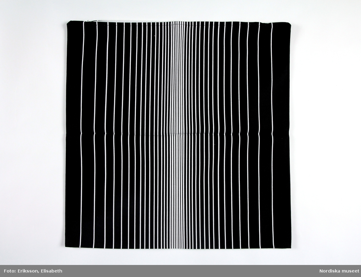 Örngott, med mönster Avbilda, tryckta randningar i olika bredd i svart på vit botten,