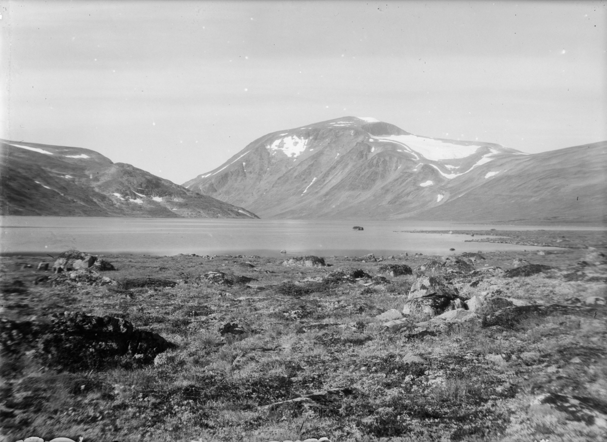 Bessvatn med Besshø i bakgrunnen. - Maihaugen / DigitaltMuseum