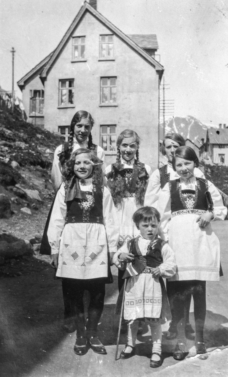 Jenter i bunad i Kleivavika 17.mai 1920.