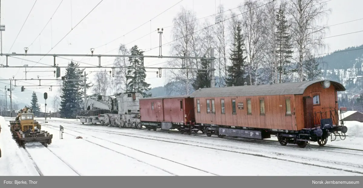 NSBs utrykningstog fra Oslo Ø med kranvogn og to redskapsvogner på Tretten stasjon