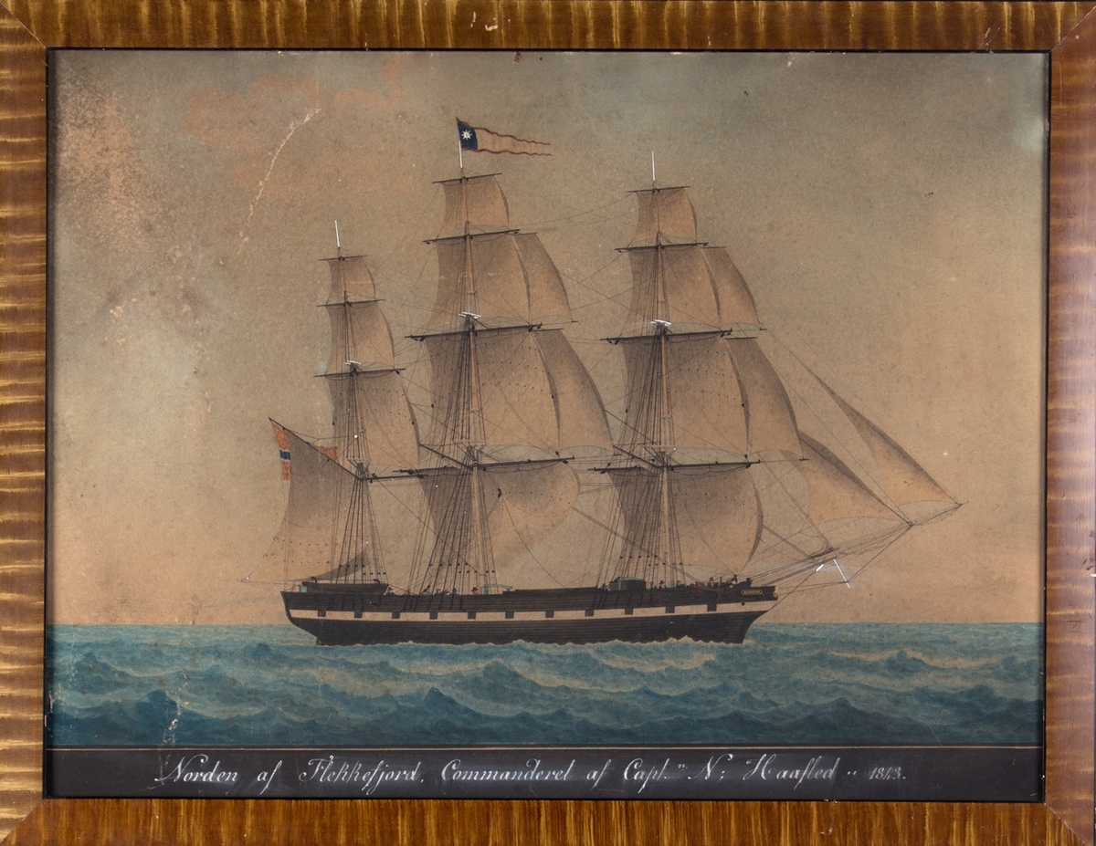 Skipsportrett av fullrigger NORDEN med full seilføring på åpent hav. Skipet har malte kanonporter og fører vimpel med stjerne på sort felt på stormasten.