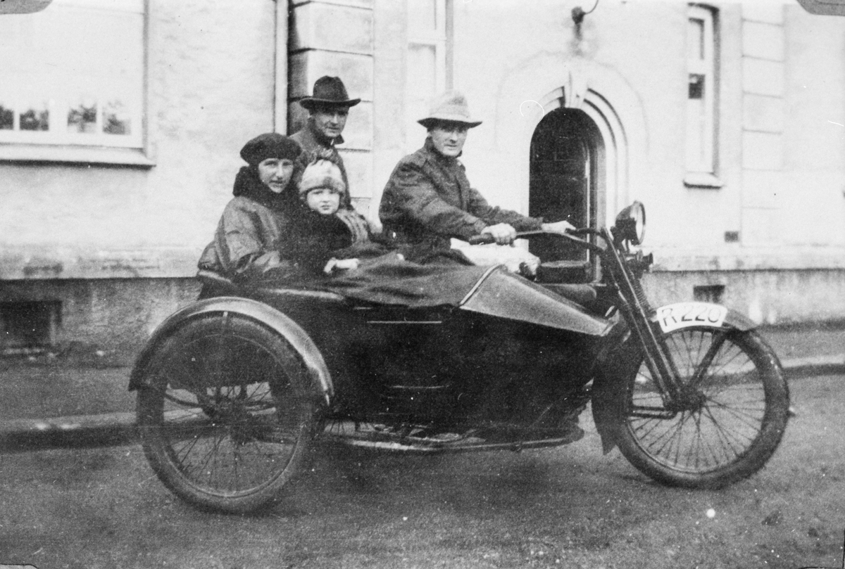 Familien Leivestad på motorsykkel med sidevogn.