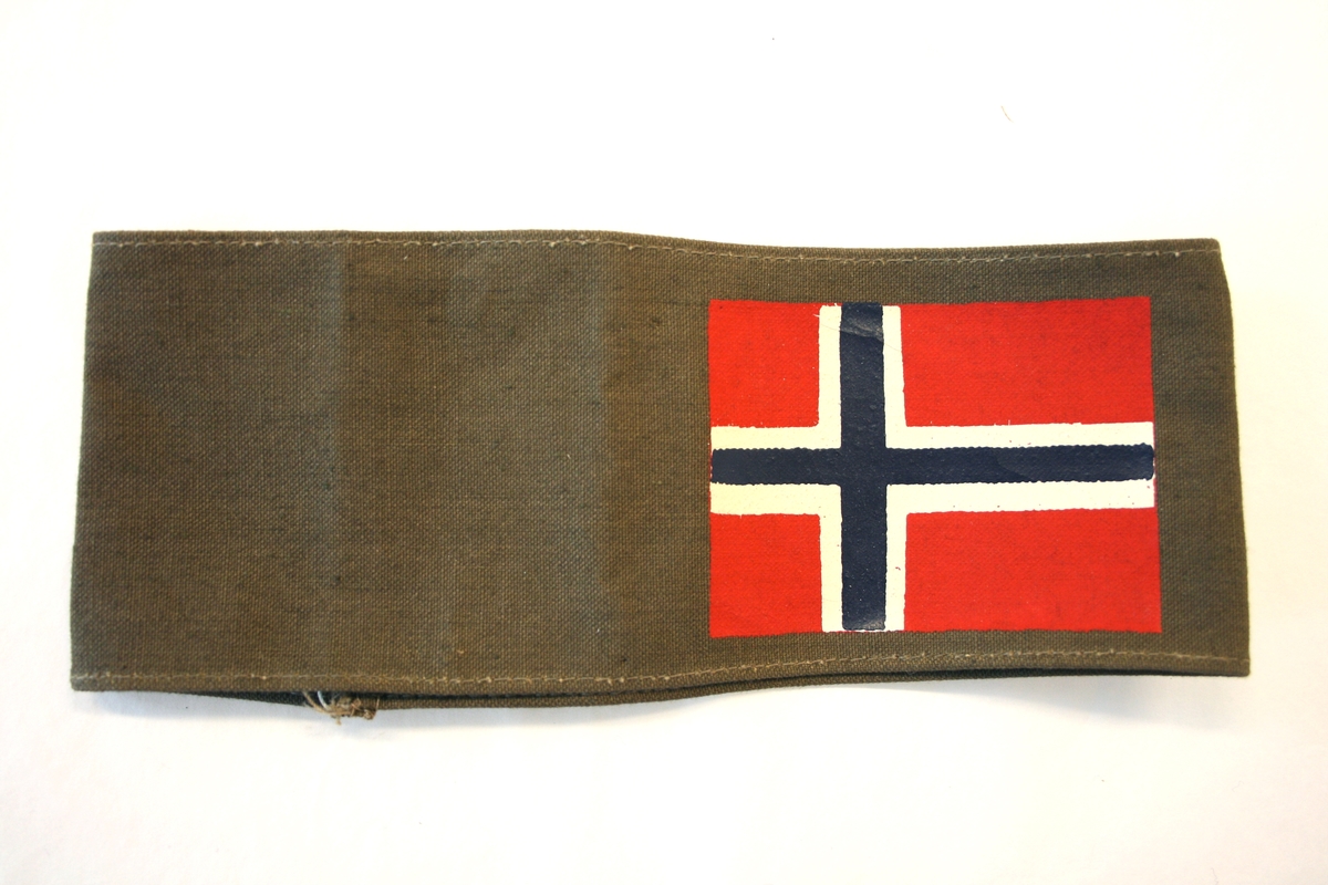 Norsk flagg malt på tekstil. 