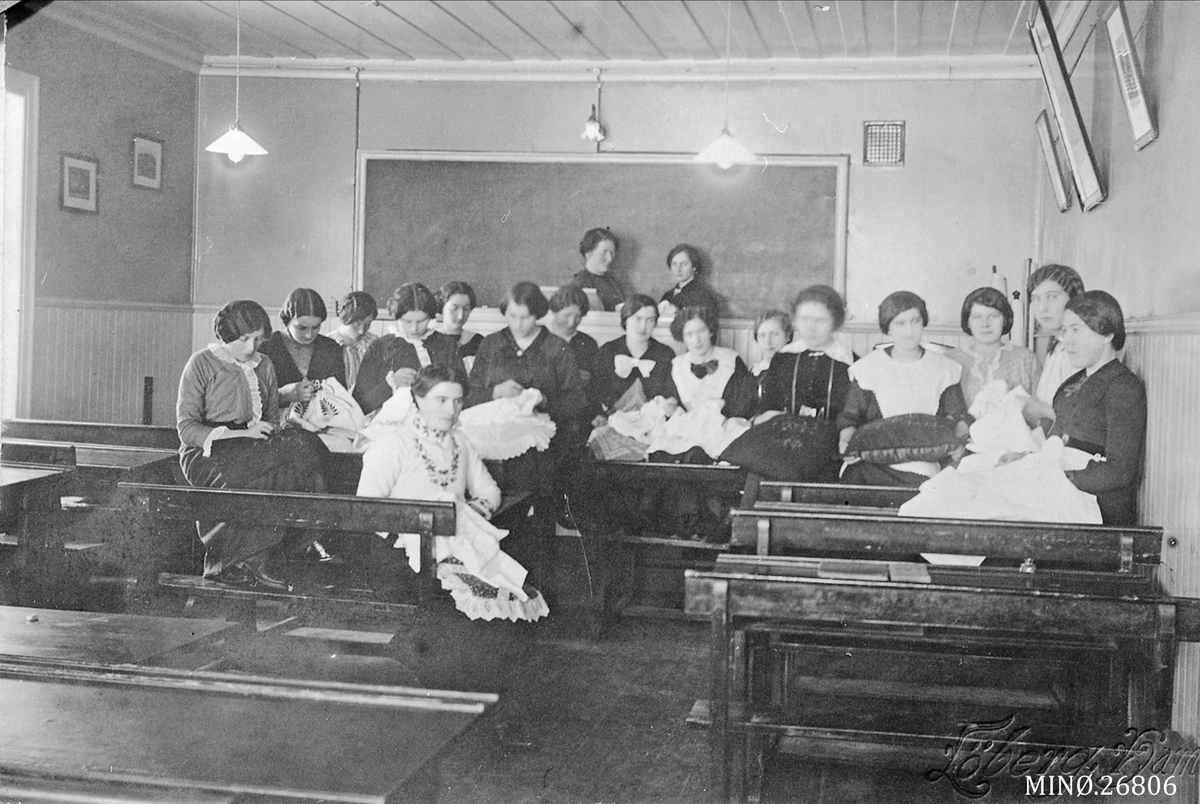 Håndarbeidstime på Tynset folkehøgskole 1914. Gruppe i håndarbeid