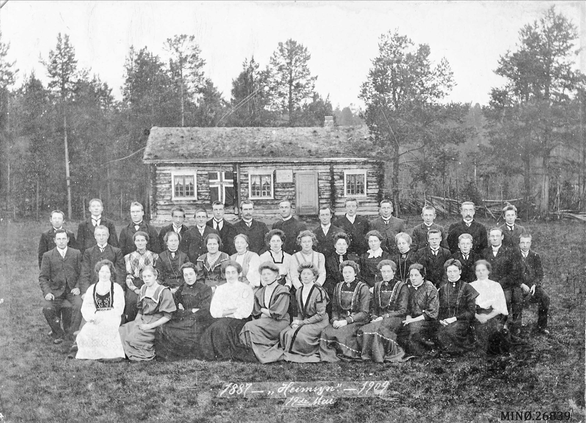 Gruppebilde. Ungdommer foran ungdomshus. Heimsyn 1887-1909. 