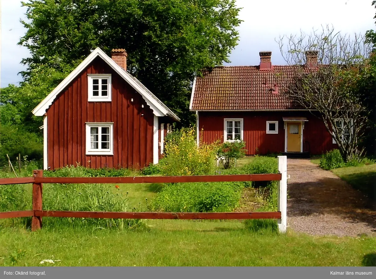 Mangårdsbyggnad och uthus på gården Rugstorp 1:13.