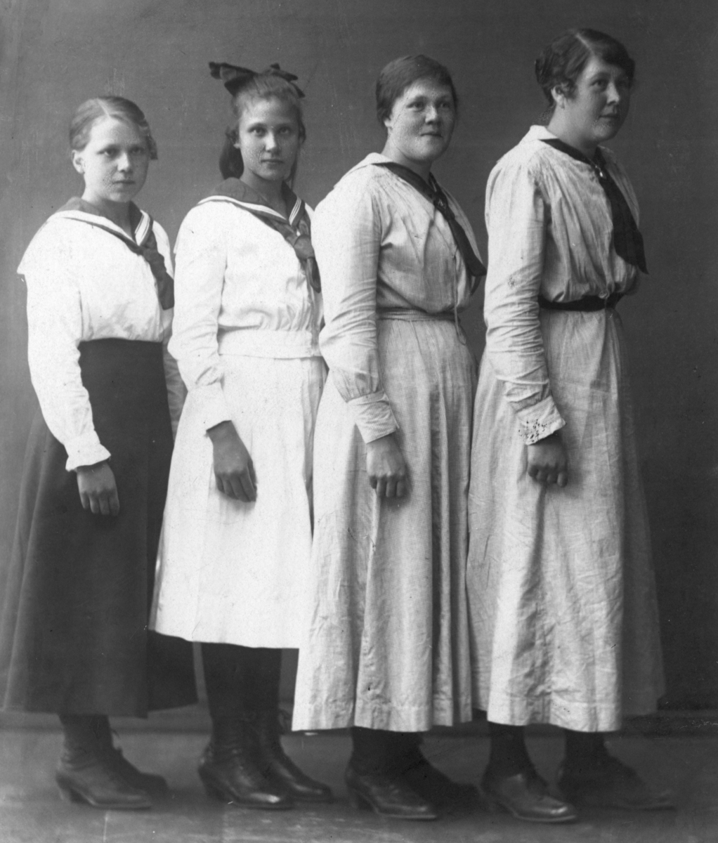 Unge damer ca 1905. Fra venstre Ågot Lille-Thoner (gift Ødegård), Marie Midtsund (gift Sandmo), Ingrid Vangen og Aslaug Faldalen (gift Øverby).