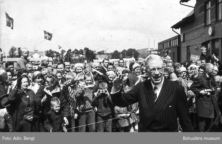 Kungainvigningen 16 juni 1964. 
Fotograf Bengt Adin, Göteborg. Regi Hans Håkansson.
Stenungsunds Järnvägsstation.
Kung Gustaf VI Adolf och publik.