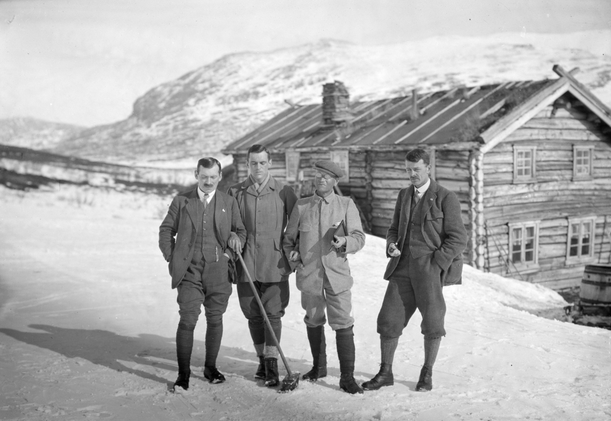 Sjodalen, Bessheim, fire menn står oppstilt ute på snøen
