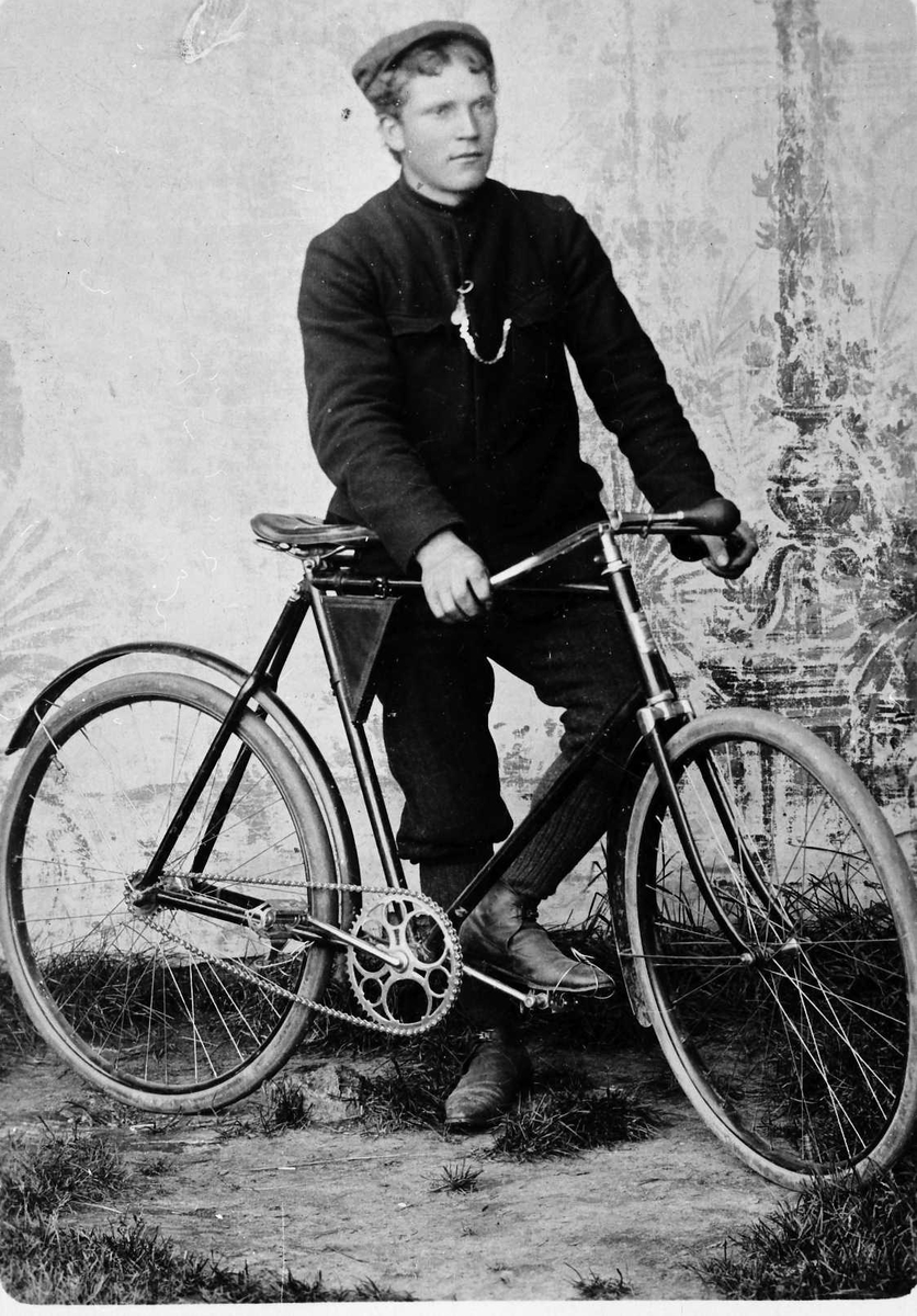 Portrett av ung mann med sykkel. Per Østgård