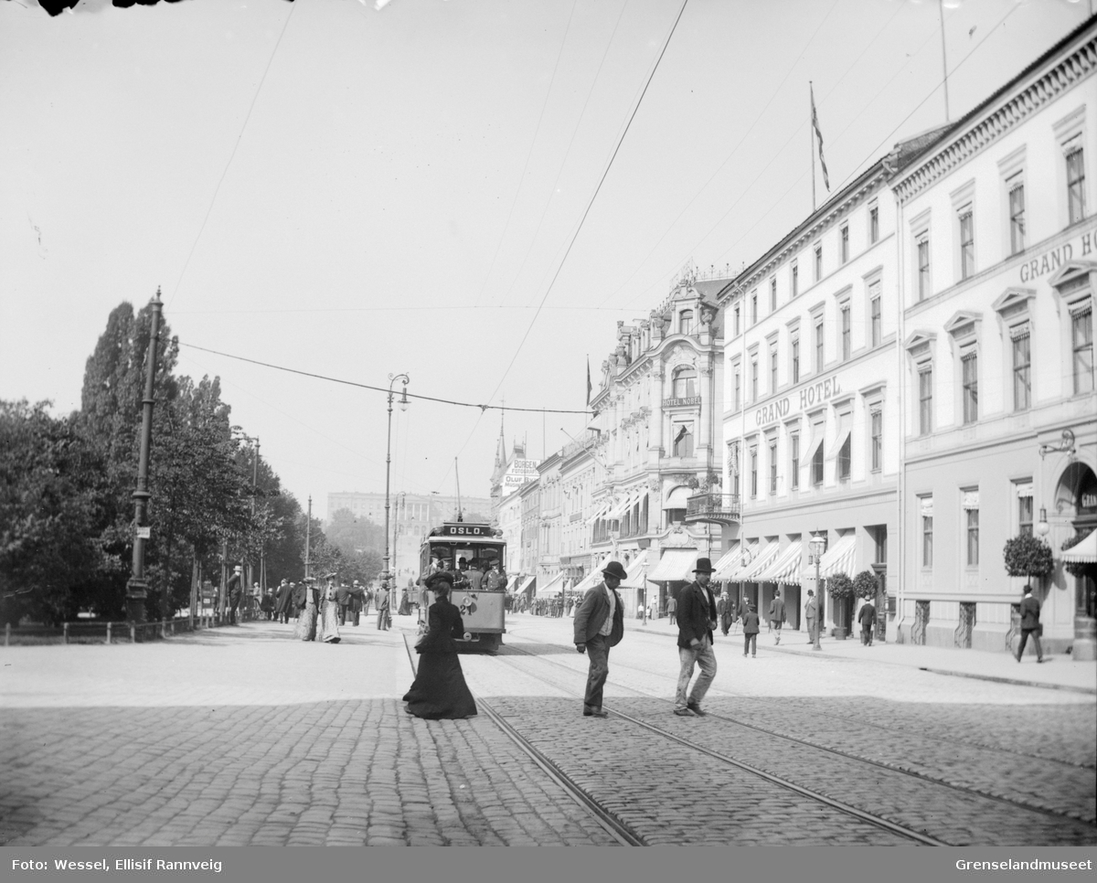 Karl Johans gate i Kristiania 1901. Grand Hotel på høyre side, parken Eidsvolls plass til venstre (dagens Spikersuppa) og slottet i horisonten.
