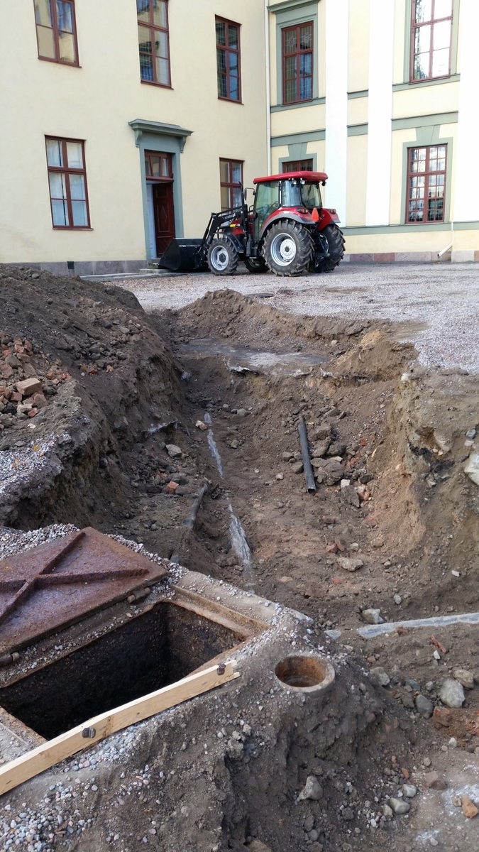 Arkeologisk schaktningsövervakning, spillvattenledningen som kommer från södra delen av slottet, Örbyhus slott, Vendels socken, Uppland 2015.