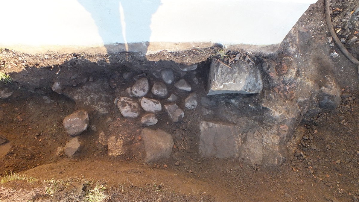 Arkeologisk schaktningsövervakning, rester efter vapenhusets västra mur, Lena kyrka, Lena socken, Uppland 2017