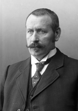 Ingebrigt O. Løberg var lærer ved Bjelker skole og ordfører fra 1910 til 1913, da han døde 23. juli etter et kort sykeleie. Han var vararepresentant på Stortinget for Arbeiderdemokratene fra 1910 til 1912, og fra 1913 var han fast representant inntil han døde.