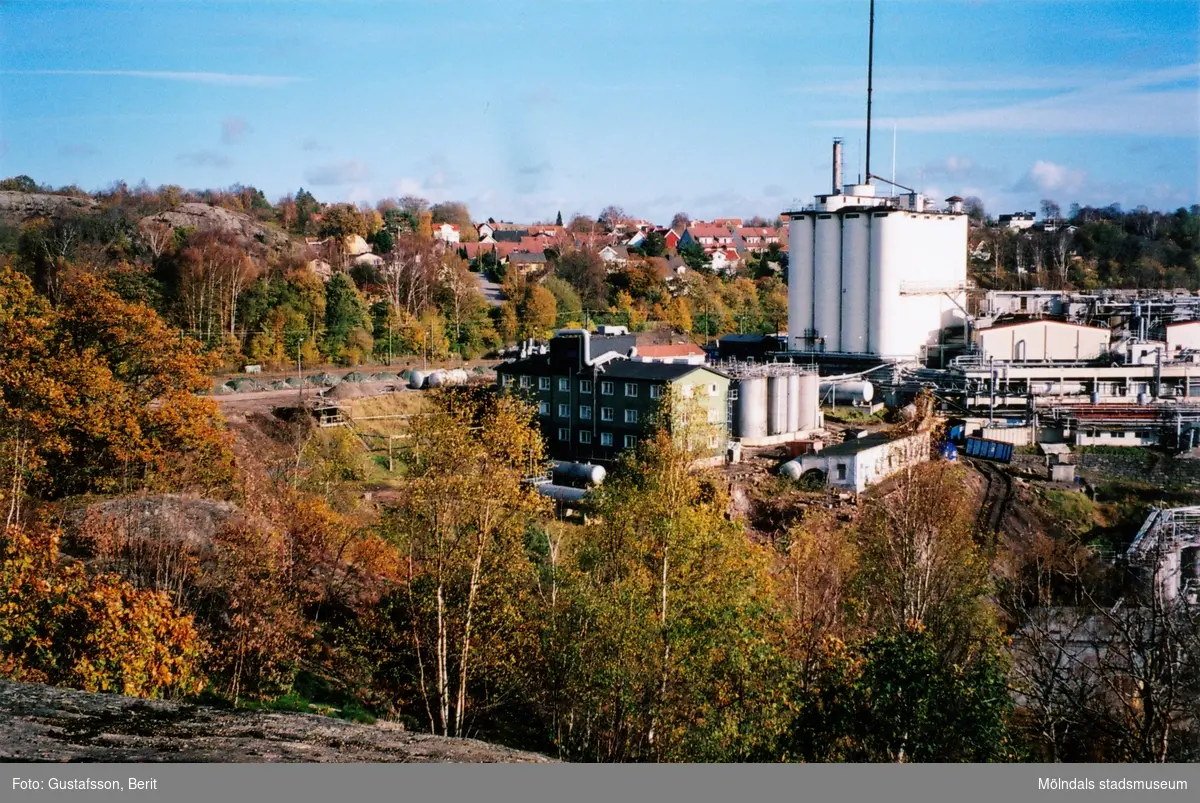 Rivningen av SOAB:s industribyggnader i Mölndals kvarnby är påbörjad, år 2008. Vy från Störtfjället.