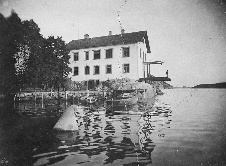 Enligt uppgift: "Fotografi från Bornö Hydrografiska station, förmodligen från början av 1930-talet".
