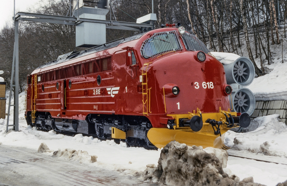 Nyrevidert diesellokomotiv type Di 3 nr. 618 på Marienborg ved Trondheim.