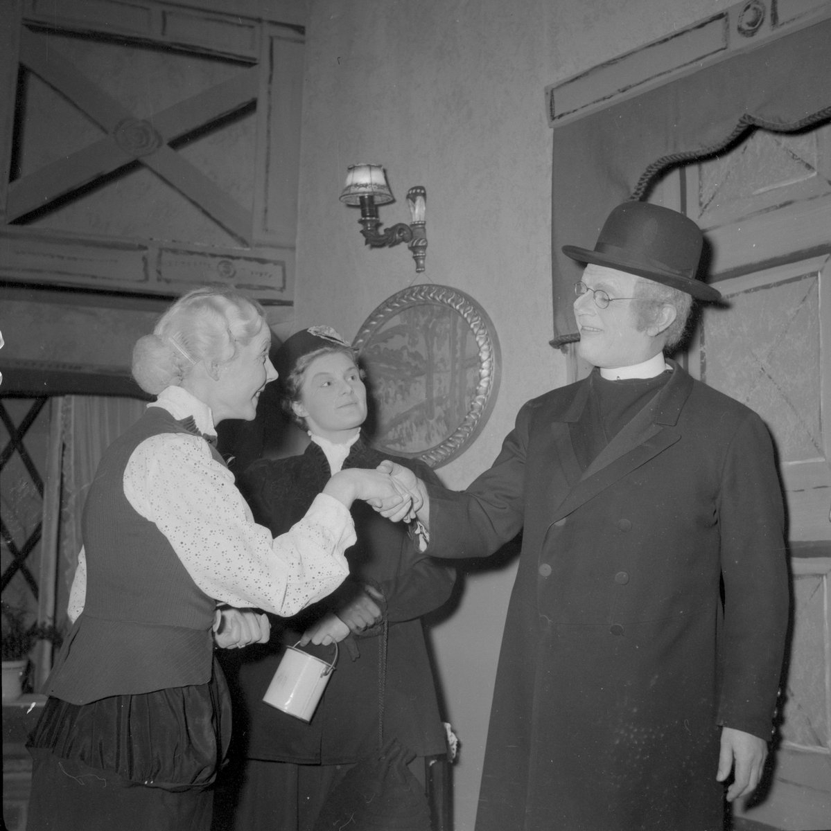 Narvik teaterlag. Arsenikk & gamle kniplinger 1954. Fra venstre: Ester Jervan, Tulla Hjertholm, Arnt Dahl.