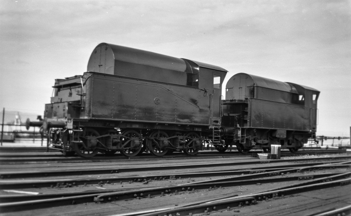 Tendere fra utrangerte damplokomotiver type 61a ombygget til sprøytevogner for ugress. Vognene har litra R nr 2717 og 2716.