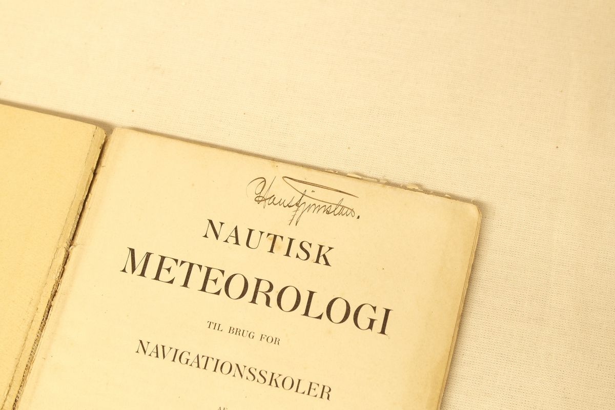 Innbundet, trykt bok. Boka er en lærebok i nautisk meteorologi.