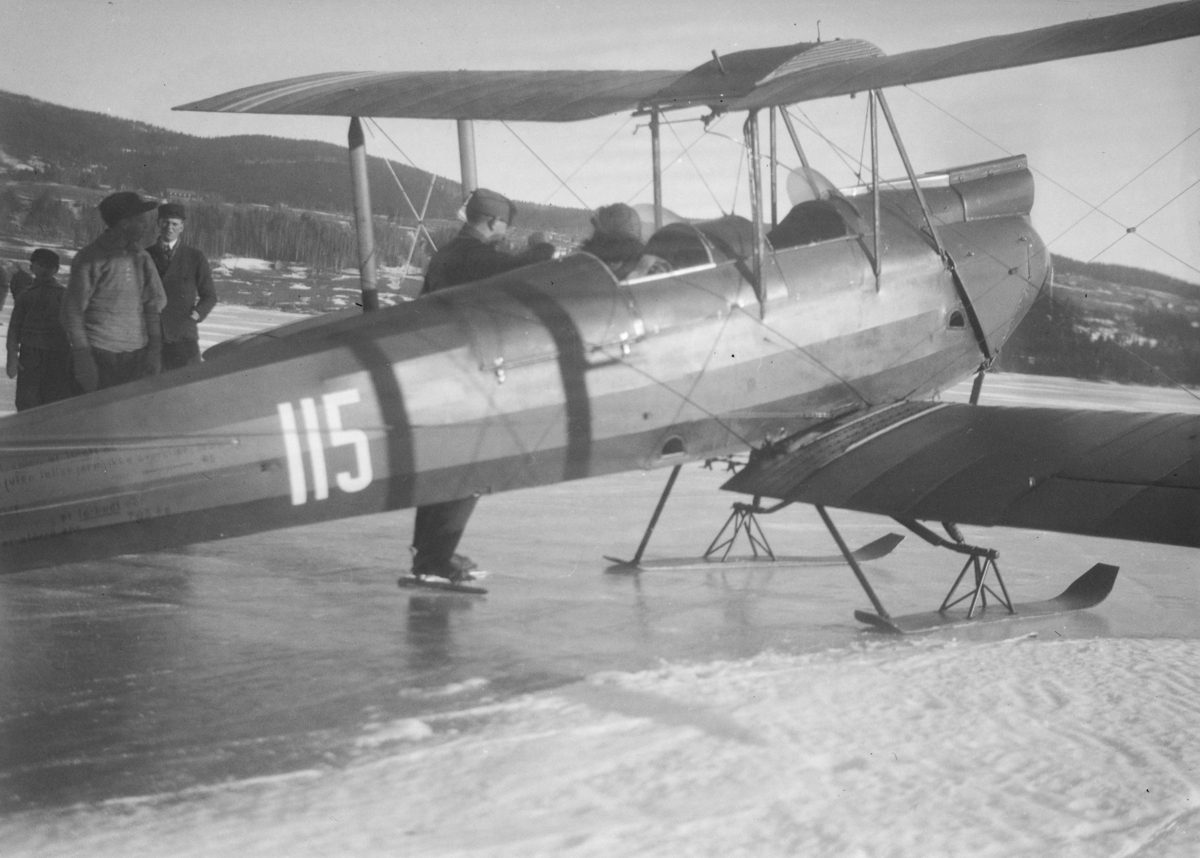 Fly, type Biplan, på Mjøsisen i Brettengsvika på Vingnes. Flyet på bildet er en de Havilland DH 60 Moth bygget på lisens på Kjeller i 1931. Solgt av Hærens Flygevåpen til Widerøes Flyveselskap A/S i april 1934 og registrert LN-ABU 26. april 1934.