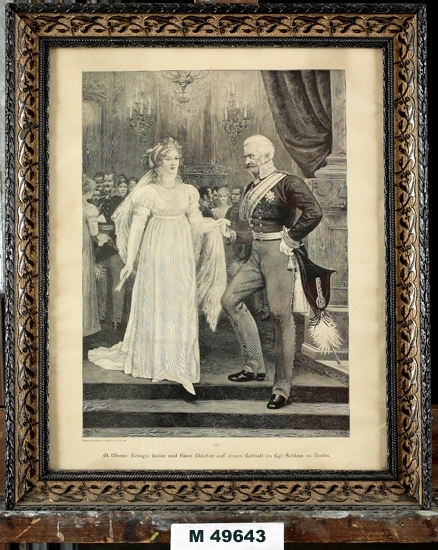 Litografi.
Föreställande drottning Luise av Preussen, som blir ledsagad av fältmarskalken Blücher under en hovbal i Berlin, ca 1805. 
Helfigur.