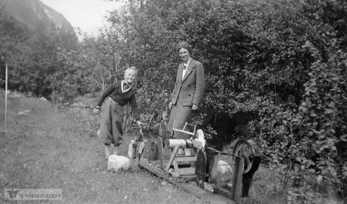 Fosskaller som stod ved bekken oppi Dalaråa i Litldalen..Kåre Flaa laget sagmennene. De er omtalt i boka "Aura og Bustida" side 96.."Tor og meg i Litledalen 1938"