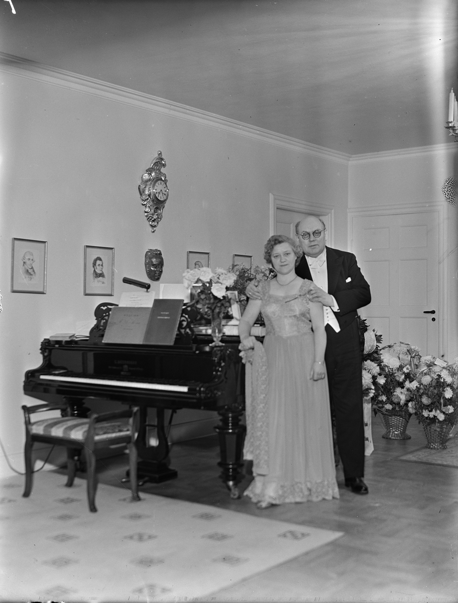 Födelsedagsporträtt - director musices Sven E Svensson med hustru, Uppsala 1949