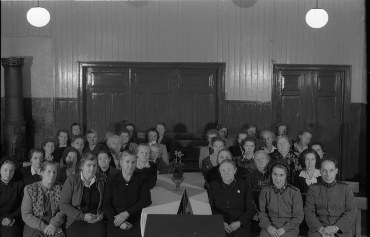 Trolig fra et møte på Frelsesarmeen på Lena høsten 1951. Ingen av personene er identifisert. Sju bilder.