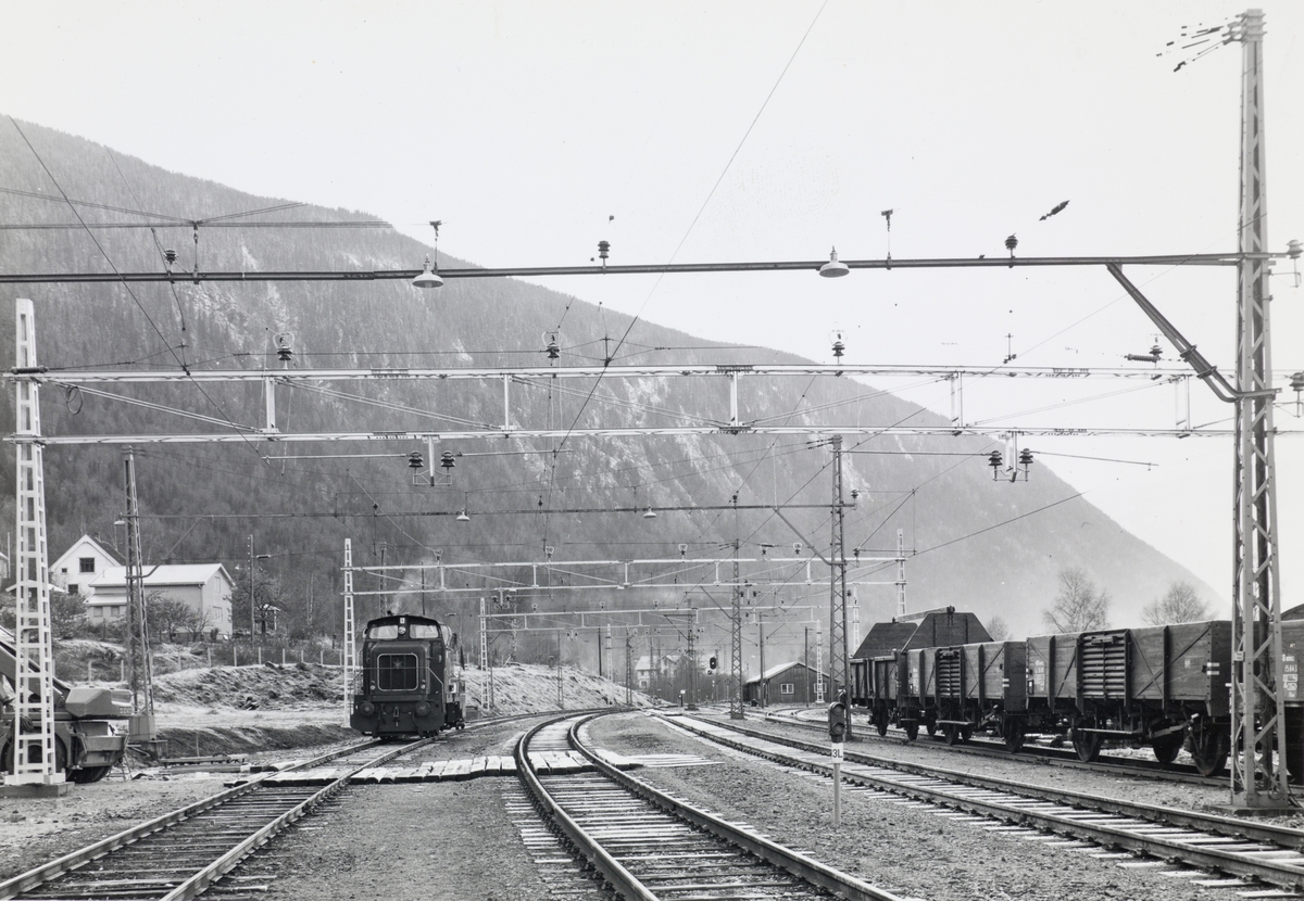 Et av Rjukanbanens  diesellokomotiv type DH 500 Ca skifter på Mæl stasjon på Rjukanbanen.
