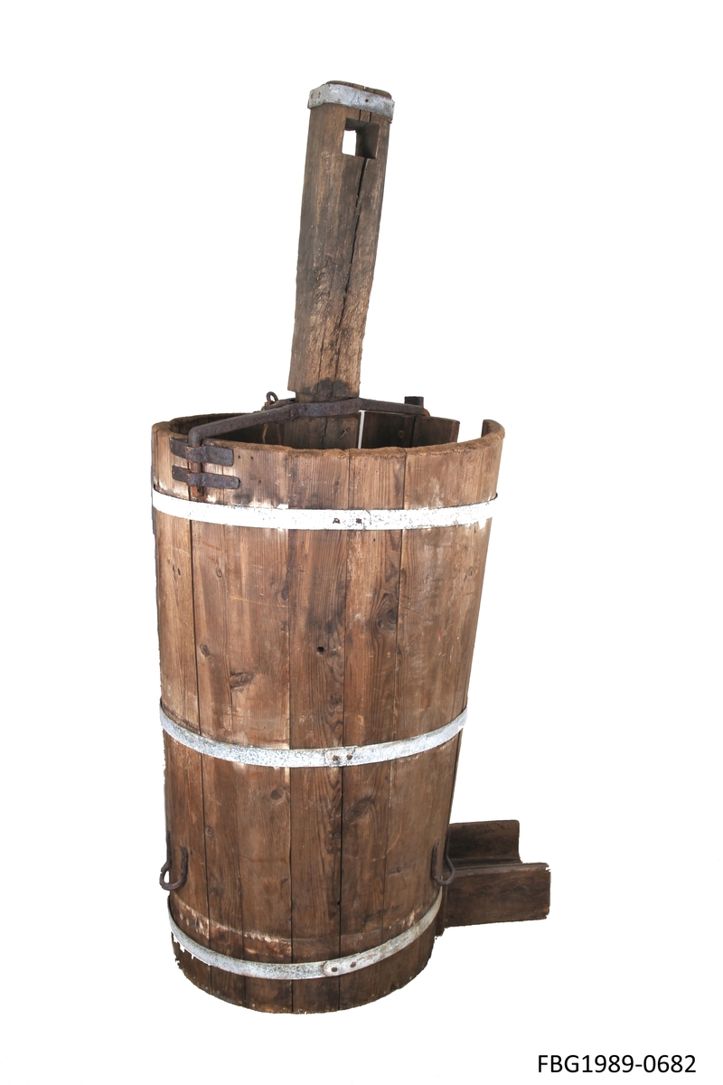 Torvpresse brukt til å presse vannet ut av torven for å få god torv til brensel.